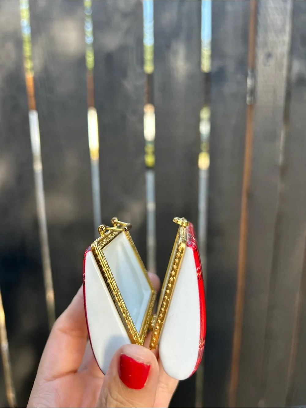 N/A charming red